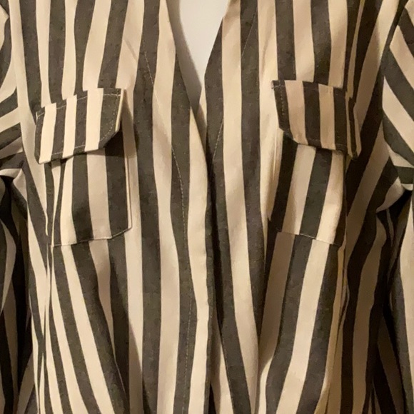 Size M Snap Down the Front Striped Blouse With Pockets - Picture 3 of 8